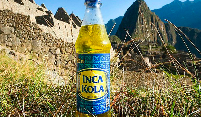  Inca Kola es la bebida favorita de los peruanos. Foto: composición LR/TikTok/Mercado Negro 