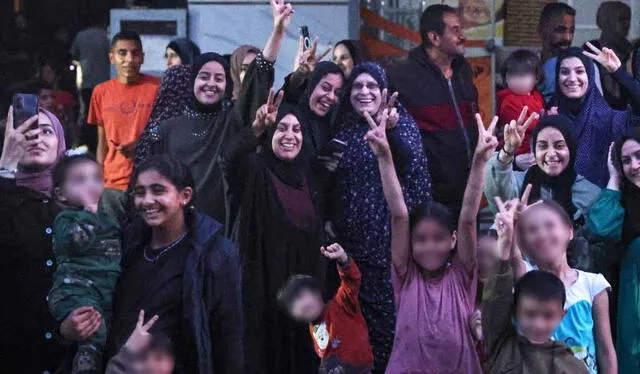 Palestinos celebran en una calle de Rafah, en el sur de la Franja de Gaza, después de que Hamás anunciara que ha aceptado una propuesta de tregua. Foto: AFP   