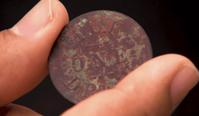  Esta es la moneda hallada en el jardín de Adam, residente de Texas. Foto: YouTube 