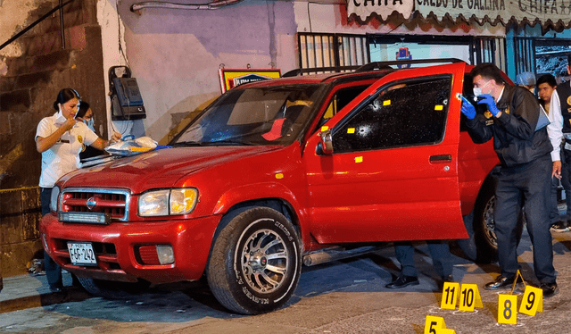  Peritos de criminalística investigan el vehículo. Foto: Miguel Calderón / La República    