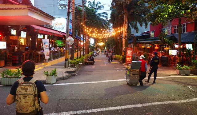 Una de las calles de bares y restaurantes de Medellín. Foto: Tiny Travelogue   