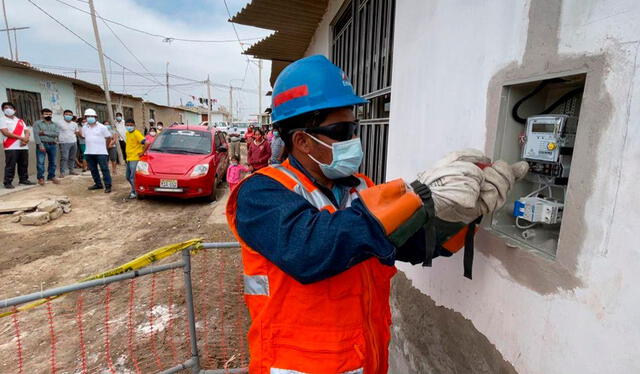  Las empresas de electricidad son las encargas de la instalación de un medidor de luz. Foto: archivo/La República   