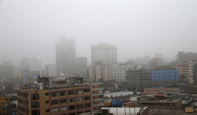 Neblina en Lima se presenta con intensidad en horas de la mañana y noche. Foto: Jhon Reyes/La República   
