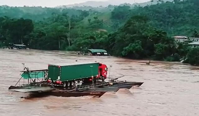 Transporte de unidades pesadas en el río Huallaga. Foto: TikTok    