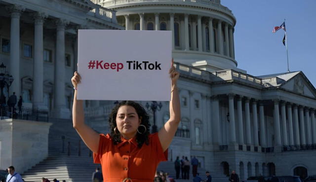  Manifestantes rechazan la salida de la plataforma TikTok del mercado estadounidense. Foto: Reason Why   