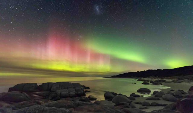  El color de una aurora se debe a elementos como el oxígeno y nitrógeno. Foto: James Stone   