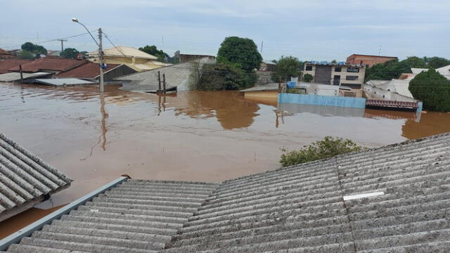 Las inundaciones llegaron hasta los techos de las casas. Foto: Miguel Angulo   