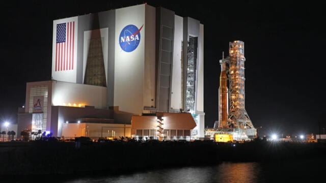 El cohete del Sistema de Lanzamiento Espacial de la NASA, o SLS, se encuentra en una plataforma de lanzamiento en el Centro Espacial Kennedy en Florida. Foto: CNN 