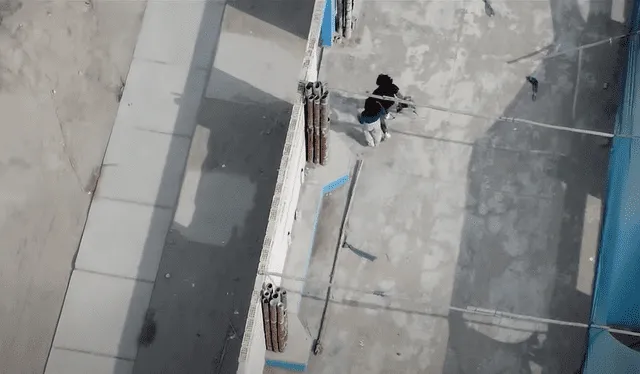  Al notar la presencia del youtuber, los jóvenes salieron presurosos para luego perderse en el balneario. Foto: Captura Julito TV.    