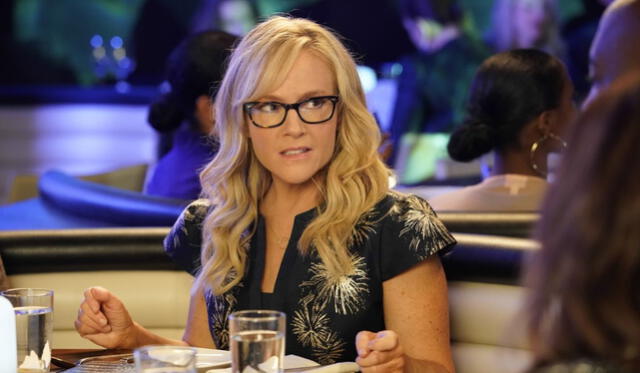 Rachael Harris es Janice en 'La madre de la novia'. Foto: Netflix   