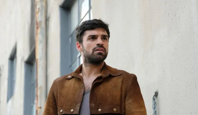 Sean Teale es RJ en 'La madre de la novia'. Foto: MUBI   