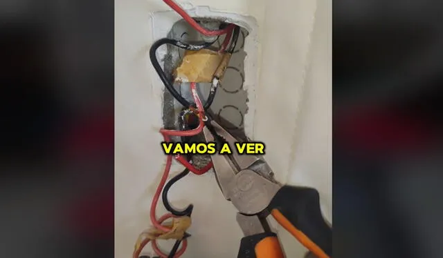 Electricista halló que fuga se producía en dos cables sospechosos. Foto: TikTok    