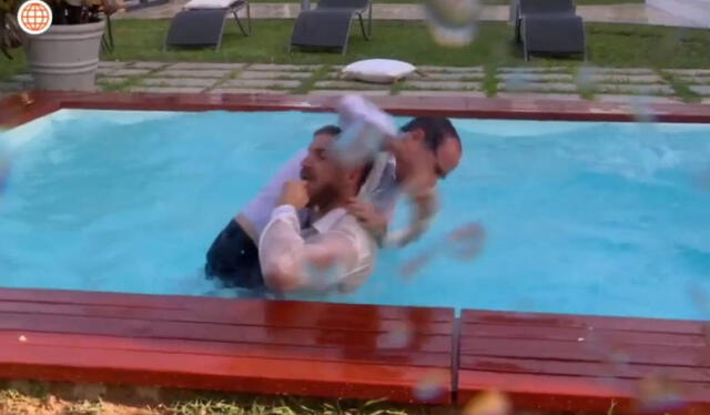  Ni a Xavi ni ‘Koky’ les importó que estuvieran en la piscina y continuaron peleando. Foto: América TV    