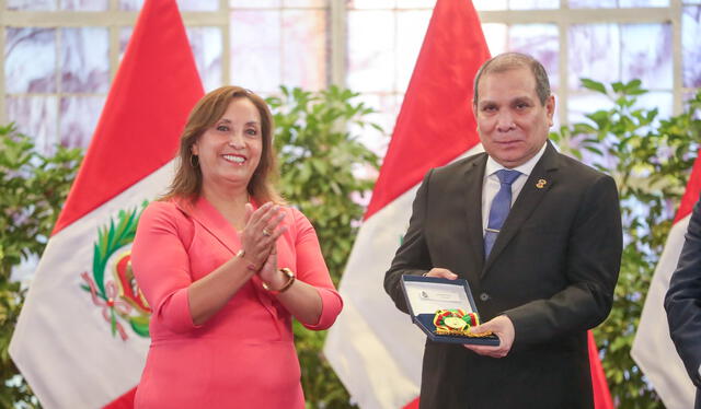 Presidente del Poder Judicial, Javier Arévalo al lado de la presidenta Dina Boluarte   