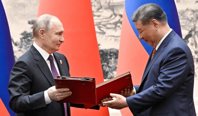 En el marco del 75 aniversario del establecimiento de las relaciones diplomáticas entre China y Rusia, Vladímir Putin y Xi Jinping firmaron un acuerdo para fortalecer el trabajo conjunto entre ambos países. Foto: AFP   