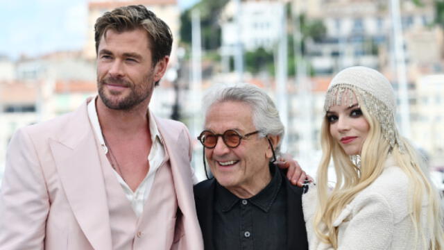 Anya Taylor-Joy, Chris Hemsworth y el director George Miller, en Cannes por 'Furiosa'. Foto: AFP 