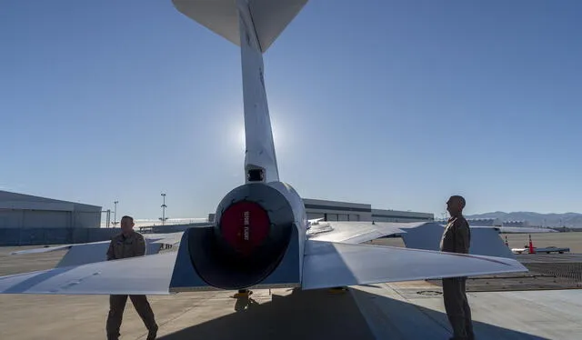 Los pilotos de pruebas de la NASA y Lockheed Martin inspeccionan el X-59 mientras se encuentra en la rampa de Lockheed Martin. Foto: NASA   