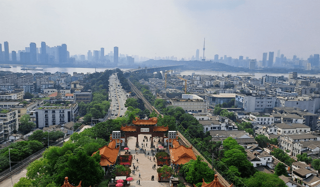 Las autoridades chinas buscan que el PBI de Wuhan crezca en un 6% este 2024. Foto: Francisco Claros/La República   