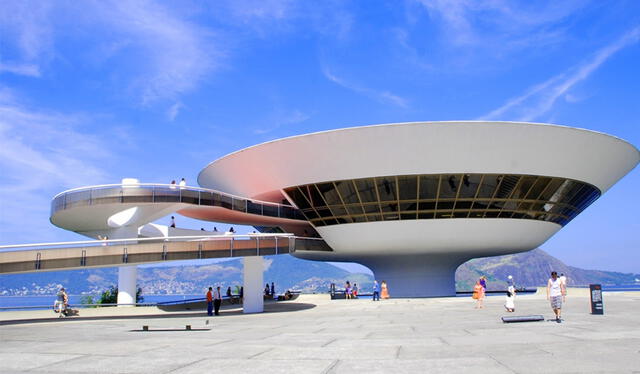 El Museo de Arte Contemporáneo de Niterói tiene una a la gran rampa roja circular que conduce a los visitantes hasta el interior. Foto: Design   