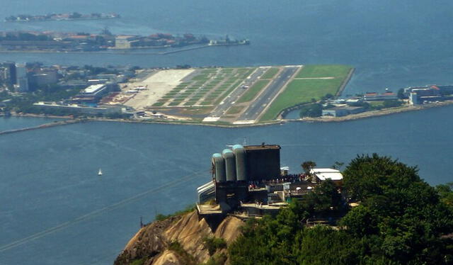 La vista incluye la majestuosa bahía de Guanabara, el icónico Pão de Açúcar y la vibrante ciudad. Foto: Wikipedia.   