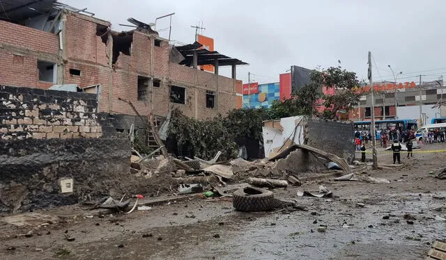 Vecinos perdieron sus viviendas tras explosión en VMT. Foto: Bella Alvites/La República   