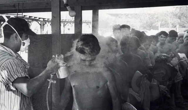  Hombre rociando braceros en el año 1956. Foto: CNN   