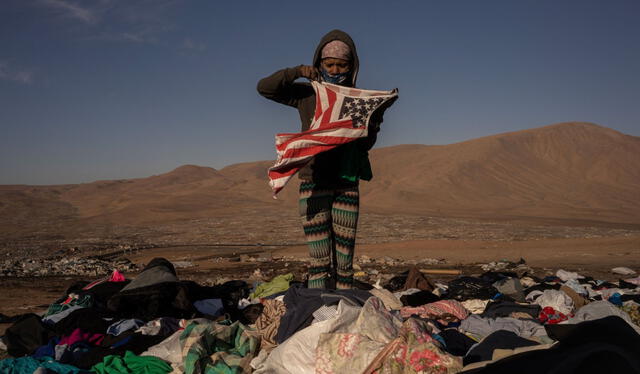 Miles de pobladores viven entre las montañas de ropa. Foto: National Geographic   