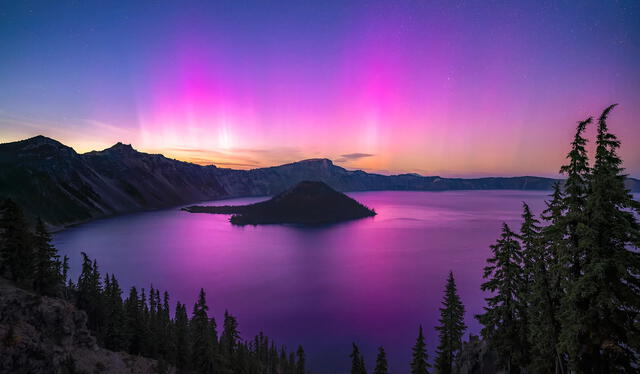  Fotografía cuando aparecieron auroras cerca al Crater Lake. Foto: koin   