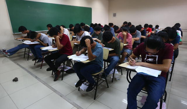 Uno de los principales desafíos para los estudiantes, luego de ingresar, es aprobar sus exámenes y llevar con éxito sus materias. Foto: Andina.   