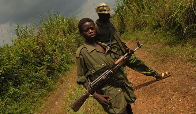 La abogada peruana entrevistó a exniños soldados en el Congo. Foto: AFP / Lionel Healing   