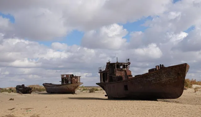 Barcos varados en el que solía ser el mar de Aral. Foto: US East   