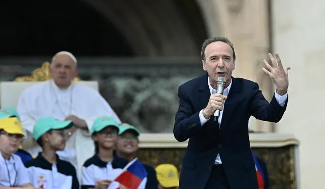  El famoso actor y director italiano se encontraba entre los fieles que asistieron a la ceremonia religiosa. Foto: Filipo Monteforte / AFP    