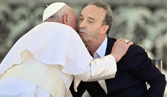 "Me gustaría ir a abrazarte, o bailar un tango", le dijo Roberto Benigni al papa Francisco. Foto: Filipo Monteforte / AFP    