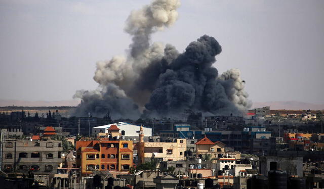  Columnas de humo tras un bombardeo israelí en Rafah, en el sur de la Franja de Gaza, el 6 de mayo de 2024. Foto: AFP   