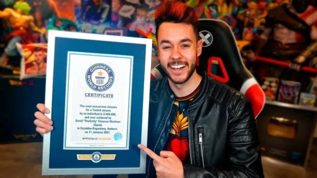  The Grefg, streamer español posando con su certificado tras ingresar al récord Guinness. Foto: Movistar eSports. 