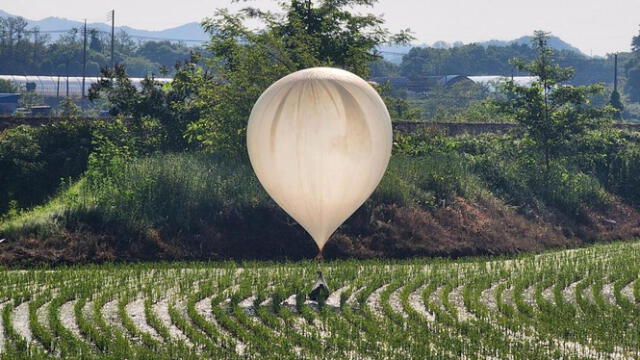  Surcoreanos denuncian los globos con basura enviados por Jong-un. Foto: 20 Minutos   