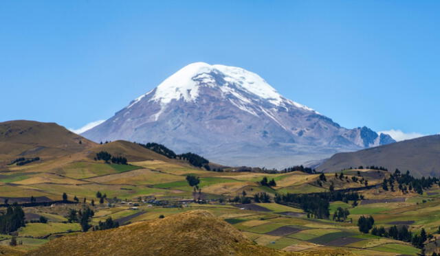 Al año, acuden varios turistas para visitar la montaña más alta desde el centro de la Tierra. Foto: civitatis   