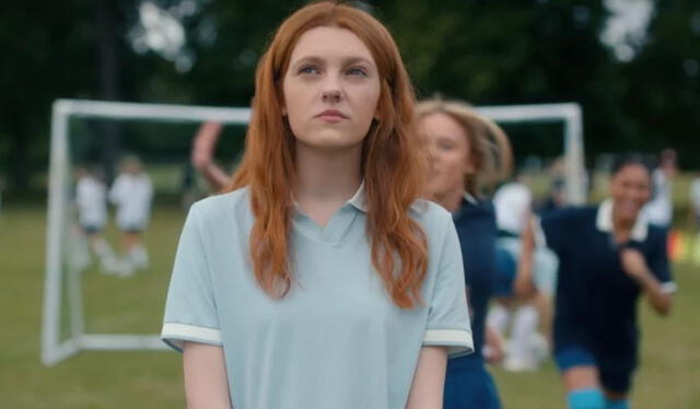  Emily Carey es Harriet Manners en 'Geek Girl'. Foto: Netflix   