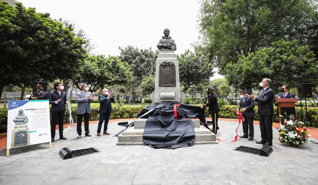 El monumento de bronce es una obra original del escultor peruano David Lozano. Foto: Plataforma del Estado Peruano. 