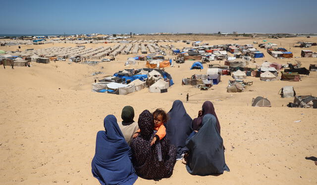  Los refugiados están buscando protección en campamentos improvisados, llenos de tiendas de campaña. Foto: Eyad Baba / AFP    