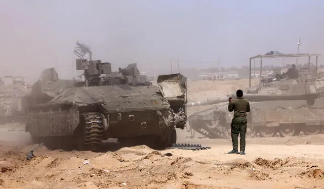  Vehículos blindados del ejército israelí operan cerca de la frontera con la Franja de Gaza el 30 de mayo de 2024. Foto: Jack Guez / AFP    