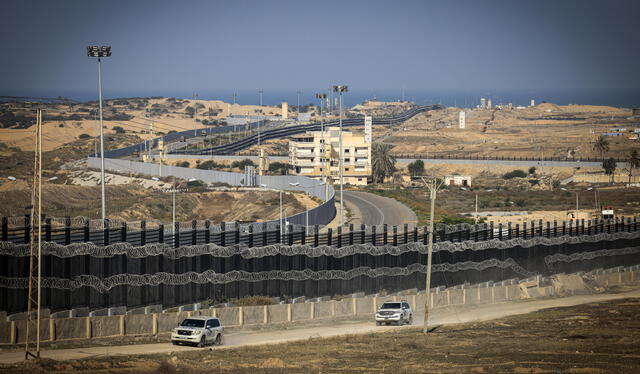  Automóviles circulan por una carretera a lo largo del corredor Filadelfia, en la frontera entre Gaza y Egipto, el 14 de enero de 2024. Foto: MAHMUD HAMS / AFP    
