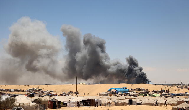  El humo se eleva cerca de un campamento improvisado para palestinos desplazados en la zona de Tel al-Sultan en Rafah, en el sur de la Franja de Gaza, el 30 de mayo de 2024. Foto: Eyad Baba / AFP    
