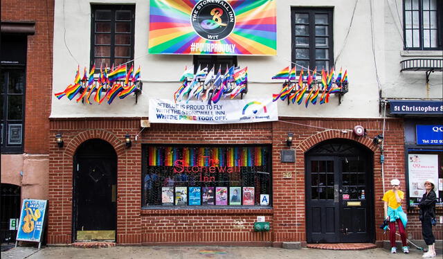 Exteriores del bar Stonewall Inn ubicado en Nueva York. Foto: Britannica.   