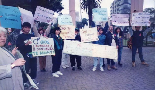 Primer plantón de hombre y mujeres exigiendo respeto por las población LGBTQI+ en Lima. Foto: PUCP   