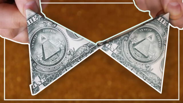 Armar el billete en forma de pirámide es una de las cábalas para atraer el dinero. Foto: YouTube   