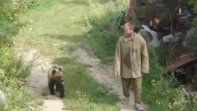 Sergey Grigoriyev solía pasear por el bosque con su oso pardo. Foto: The Sun