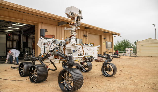 Ingeniero de la NASA probando un rover en el March Yard. Foto: JPL   