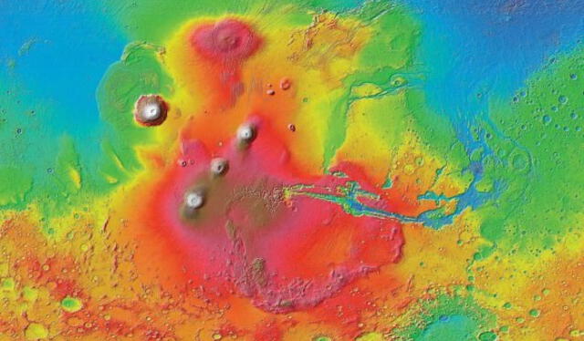 En esta imagen a todo color de Marte, se pueden distinguir los tres volcanes de Tharsis Montes con el Monte Olimpo al noroeste. Foto: NASA / JPL-Caltech   