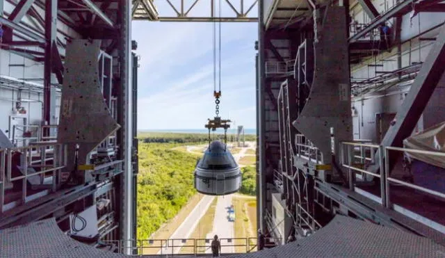 Operadores levantan la cápsula Starliner para anexarla al cohete Atlas V. Foto: ULA/EFE   